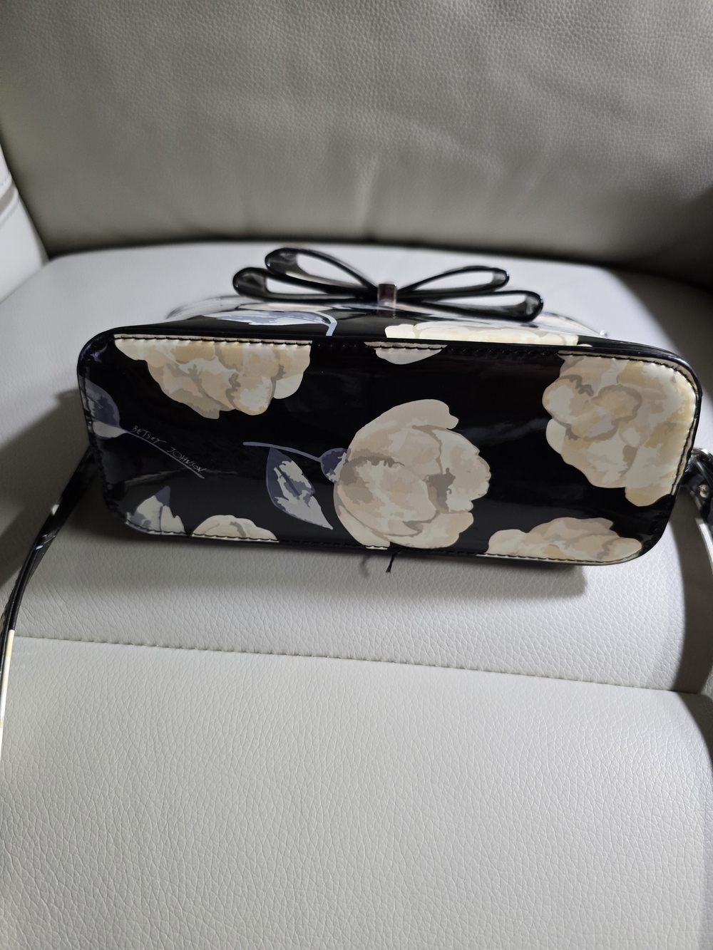 Betsy Johnson EUC Patent Crossbody Bag in Black and Cream w/ A Bow 9x8x3.75 - Picture 8 of 9